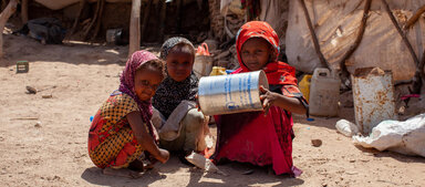 WFP/Annabel Symington イエメン:国連WFPの油の容器で遊ぶカリマちゃん(7歳)、バグダッドちゃん(4歳)、ファトゥーマちゃん(3歳)。Photo: WFP/Annabel Symington